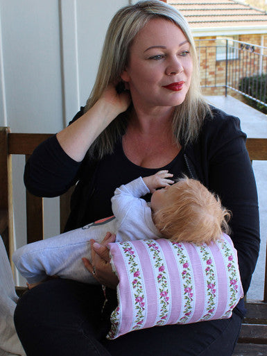Portable Nursing Sleeve - Vintage Kiss
